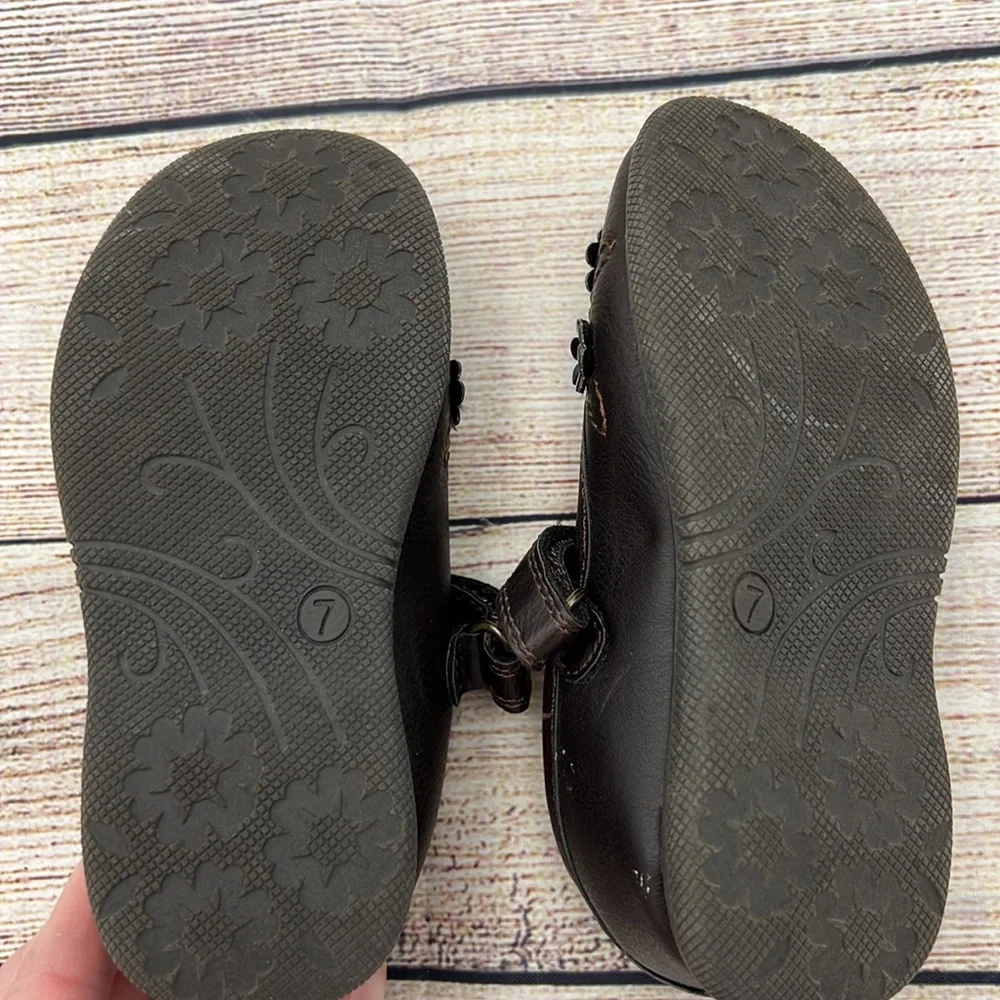 Brown Maryjanes with flowers Sz 7 EUC